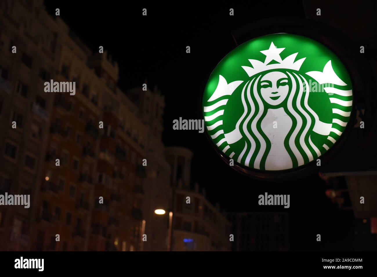 Starbucks Coffee Logo im Coffeeshop in Madrid gesehen. Stockfoto