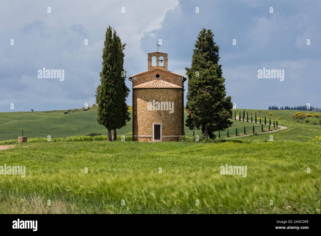 In der farbenfrohen der südlichen Toskana, befindet sich das charmante, kleine Kapelle der Madonna di Vitaleta, San Quirico d'Orcia, Siena, Toskana, Italien Stockfoto