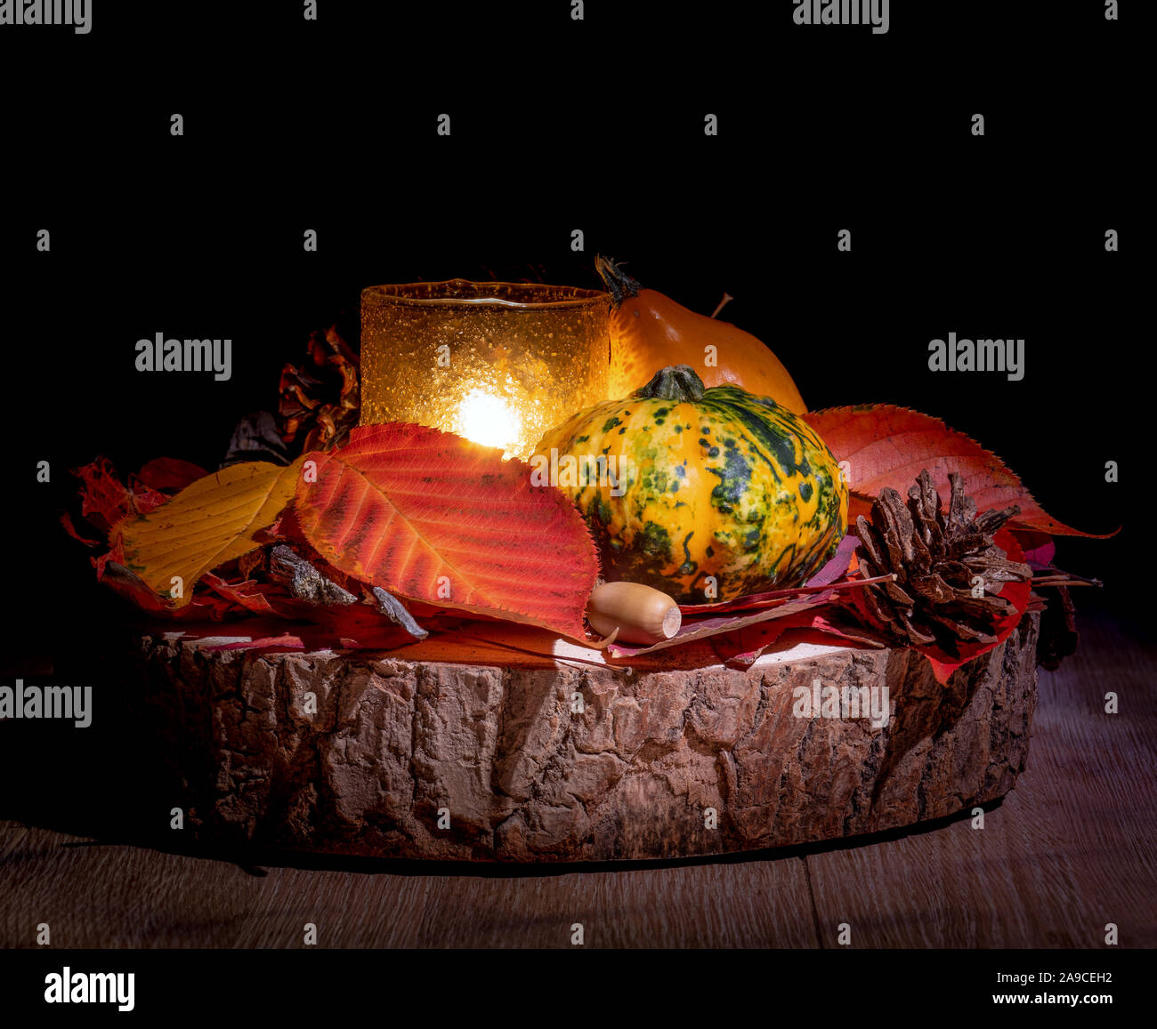 Wunderbare herbst Komposition mit bunten Kürbisse und Herbstliche Blätter auf einen hölzernen Tisch. Stockfoto