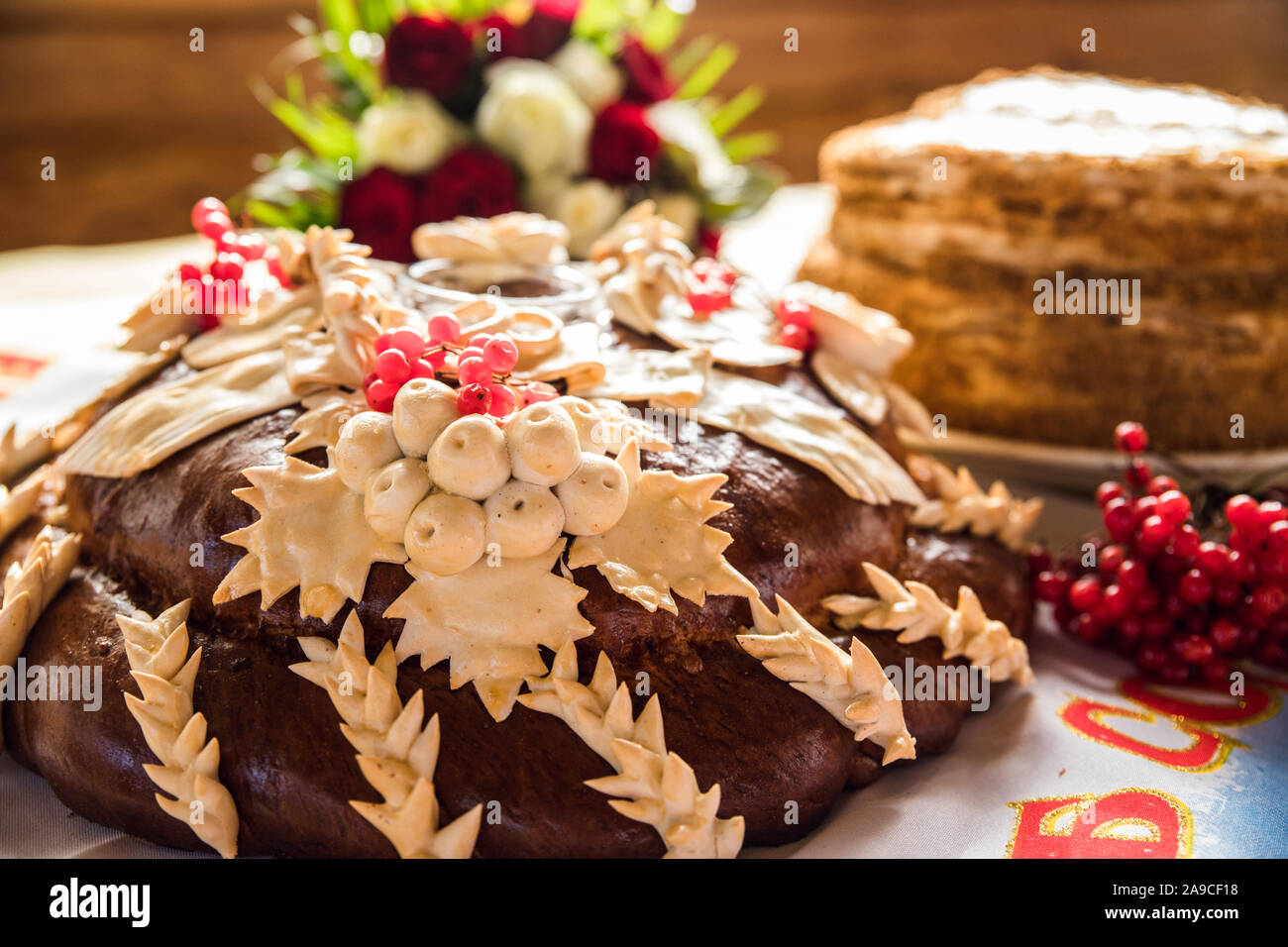 Traditionelle ukrainische Hochzeit Brot auf eine Stickerei Handtuch Stockfoto