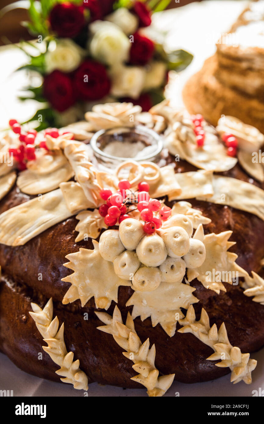 Traditionelle ukrainische Hochzeit Brot auf eine Stickerei Handtuch Stockfoto