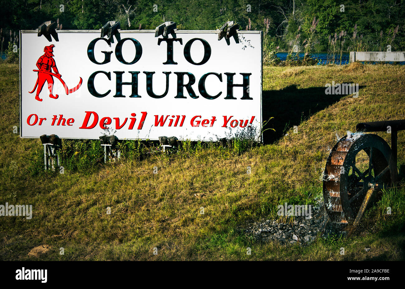 Ein strassenrand Schild warnt Treiber zusammen Alabama Highway I-65 North in Deatsville, die Sie benötigen, um Kirche zu vermeiden, die den Zorn des Teufels. Stockfoto