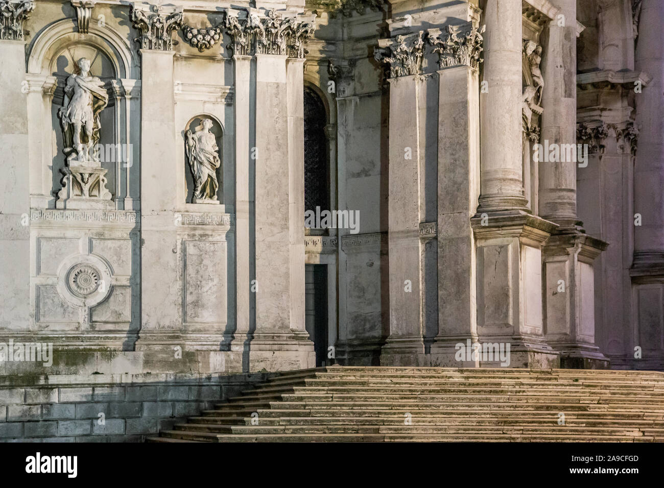 Architektur Detail mit Stufen und Statuen der Kirche in Venedig, Santa Maria della Salute, Italien Stockfoto