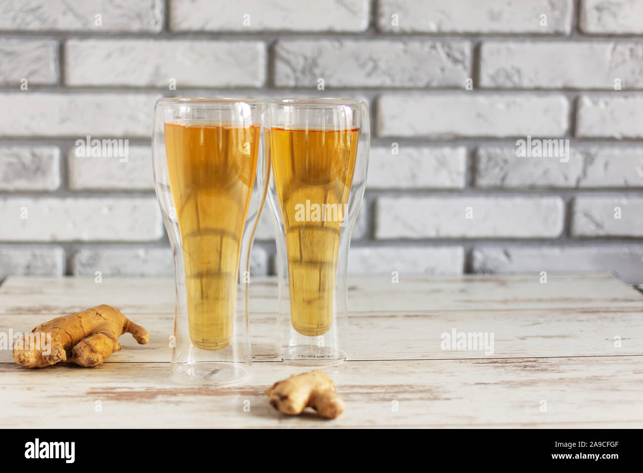 Frische Ginger Ale mit Kalk und Eis oder Kombucha in der Flasche - Hausgemachte Zitrone und Ingwer Bio probiotische Drink, kopieren. Stockfoto