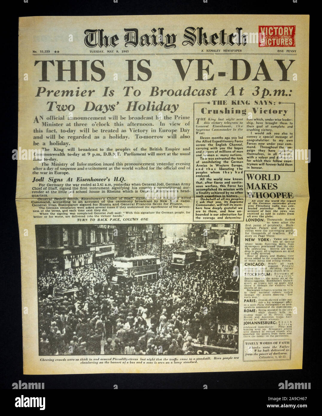 Die vordere Seite der täglichen Skizze (Nachbau) Zeitung vom 8.Mai 1945 feiert VE Tag. Stockfoto