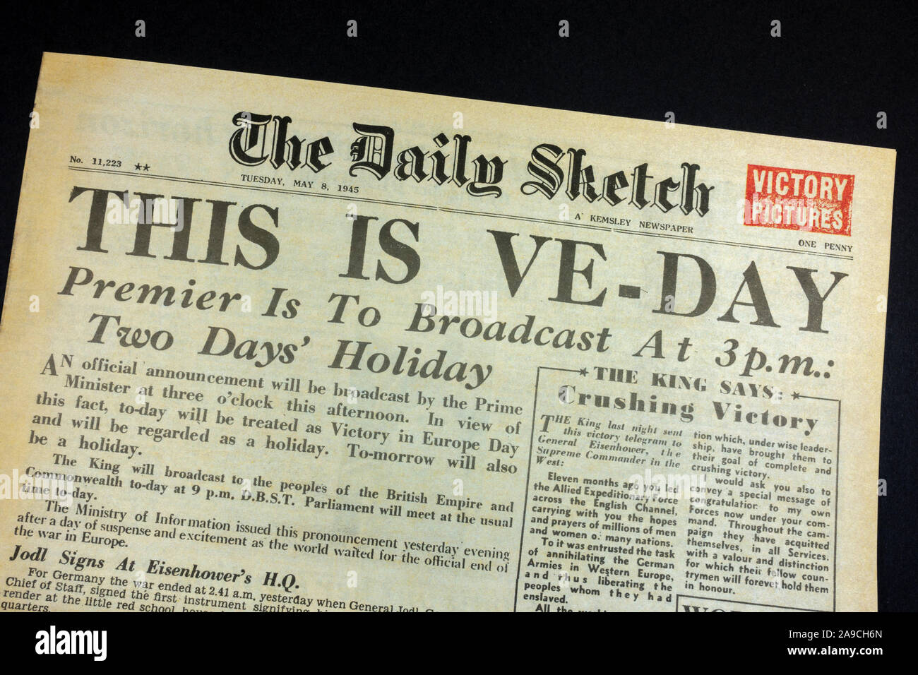 Die vordere Seite der täglichen Skizze (Nachbau) Zeitung vom 8.Mai 1945 feiert VE Tag. Stockfoto