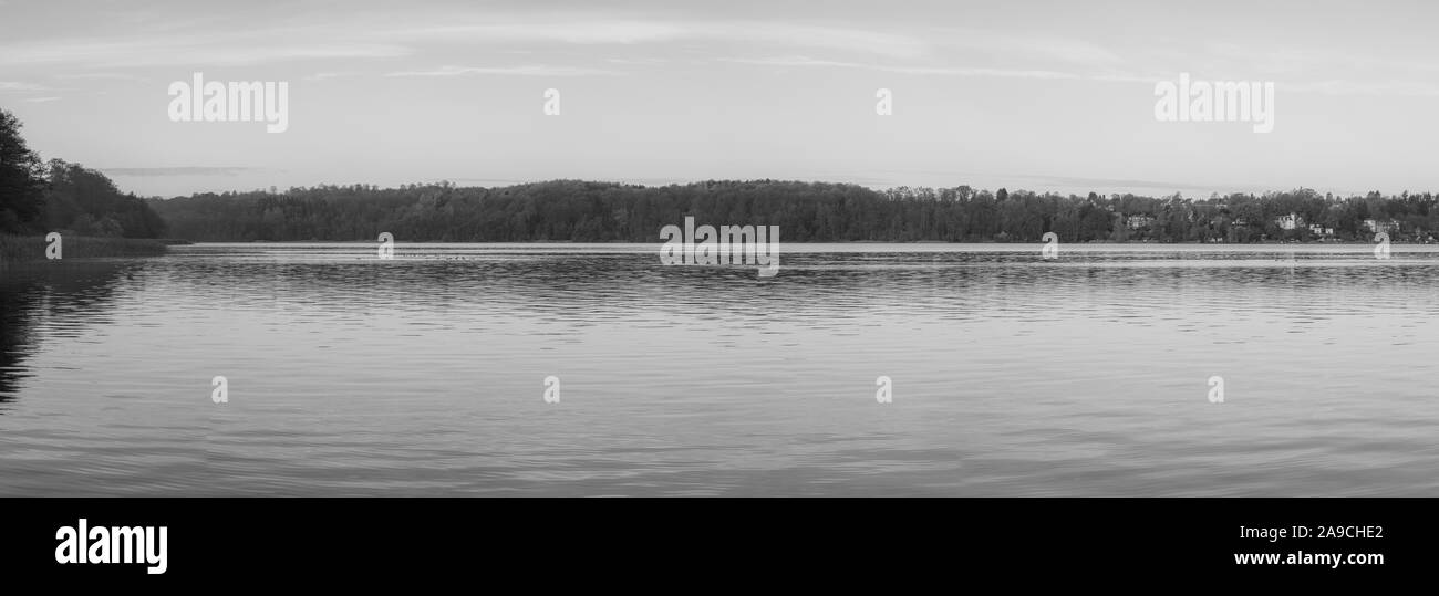 Am frühen Morgen einen Panoramablick auf See Ratzeburg im Herbst Stockfoto