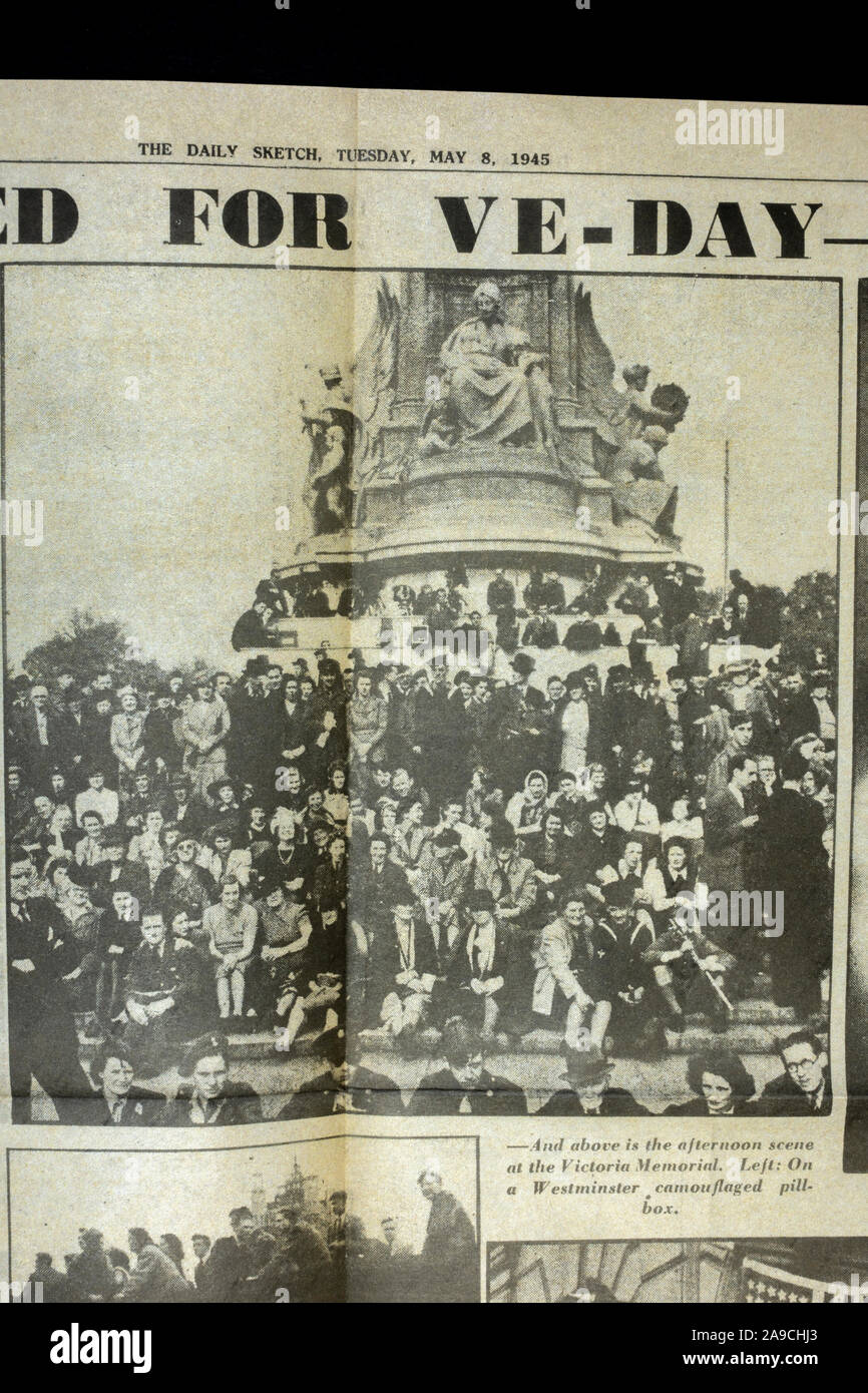 Foto von Menschen auf dem Victoria Memorial während VE Tag feiern, die in den täglichen Skizze (Nachbau) Zeitung vom 8.Mai 1945 feiert VE Tag. Stockfoto