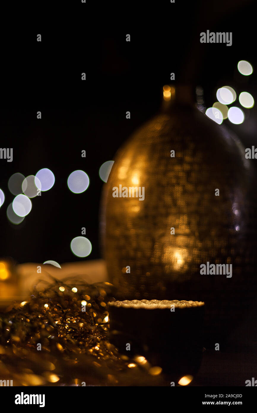 Hintergrund unscharf mit Kerzen Dekoration auf Holztisch im Dunkeln mit Lichtern Gemütlichkeit und zusammen erhalten und Parteien Stockfoto