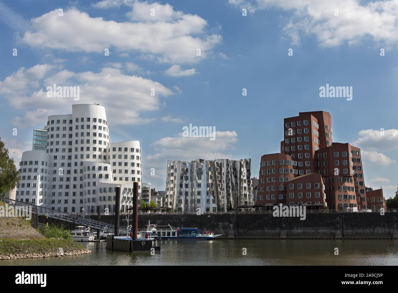 Moderne Architektur Gebäude in Düsseldorf, Deutschland, Europa. Moderne Formen und Mustern, Lifestyle zu Leben am Fluss. Stockfoto