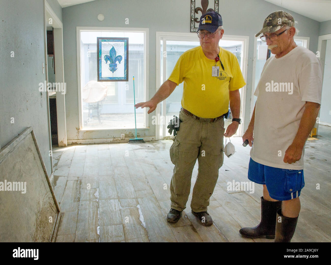 A Southern Baptist Disaster Relief Unit Leader bespricht Aufräumarbeiten mit Hausbesitzer nach dem Hurrikan Harvey in Houston, Texas. Stockfoto