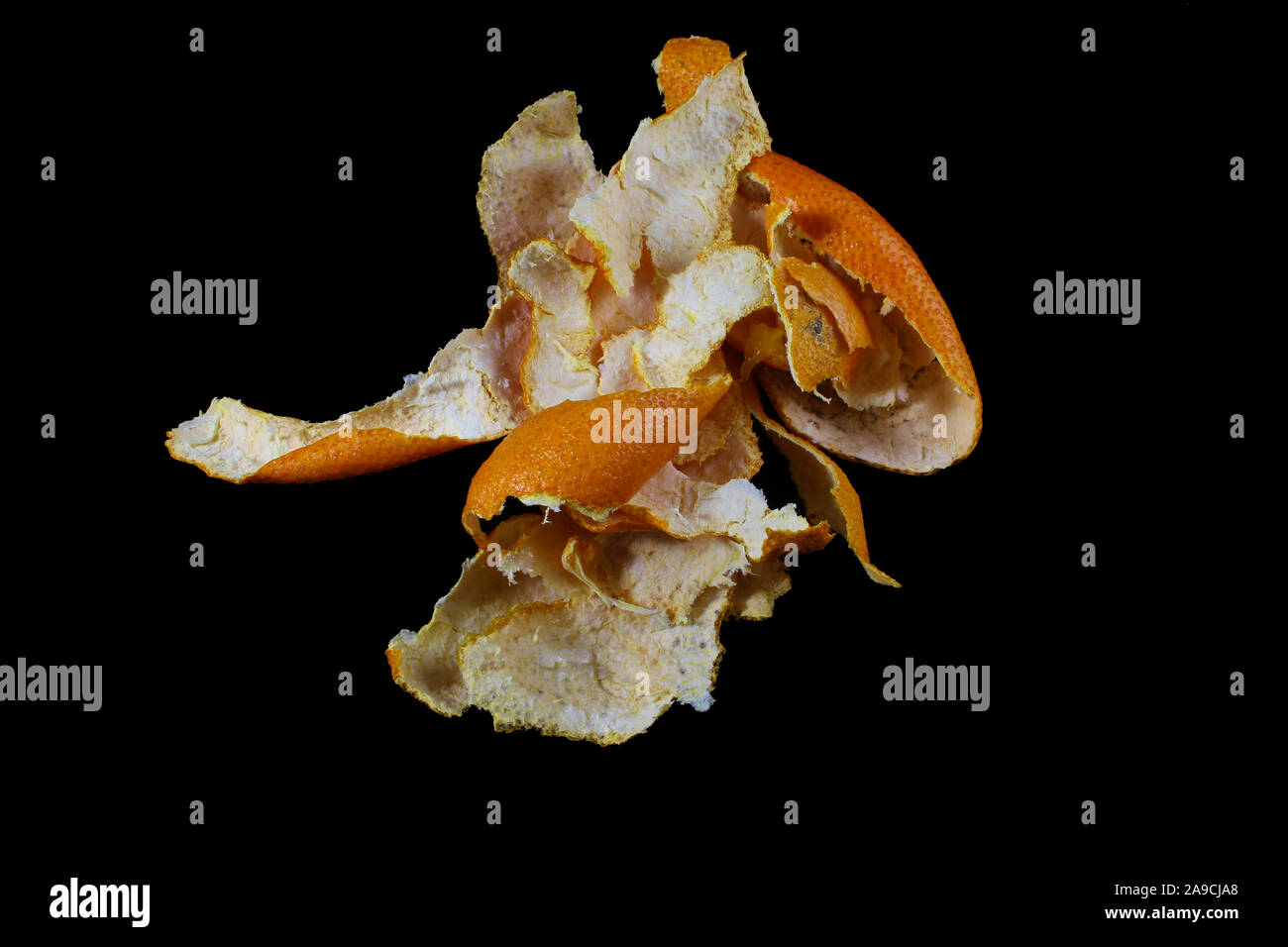 Flach der Alten faltigen tangerine Peel auf schwarzem Hintergrund Stockfoto