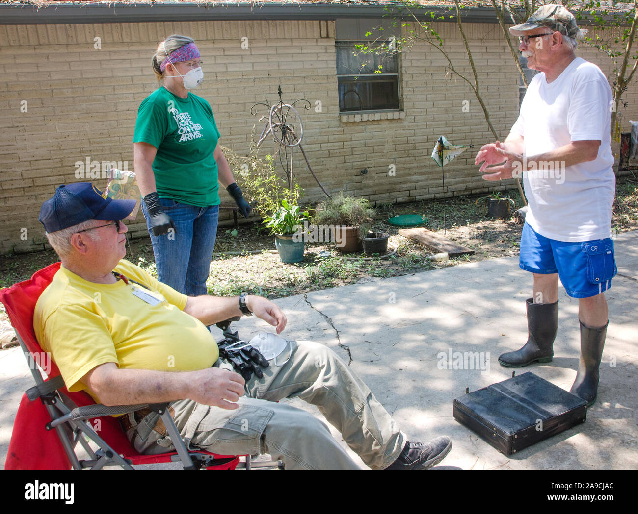 Ein Hausbesitzer bespricht Aufräumarbeiten mit Southern Baptist Katastrophenhilfe Freiwillige nach Hurrikan Harvey in Houston, Texas. Stockfoto