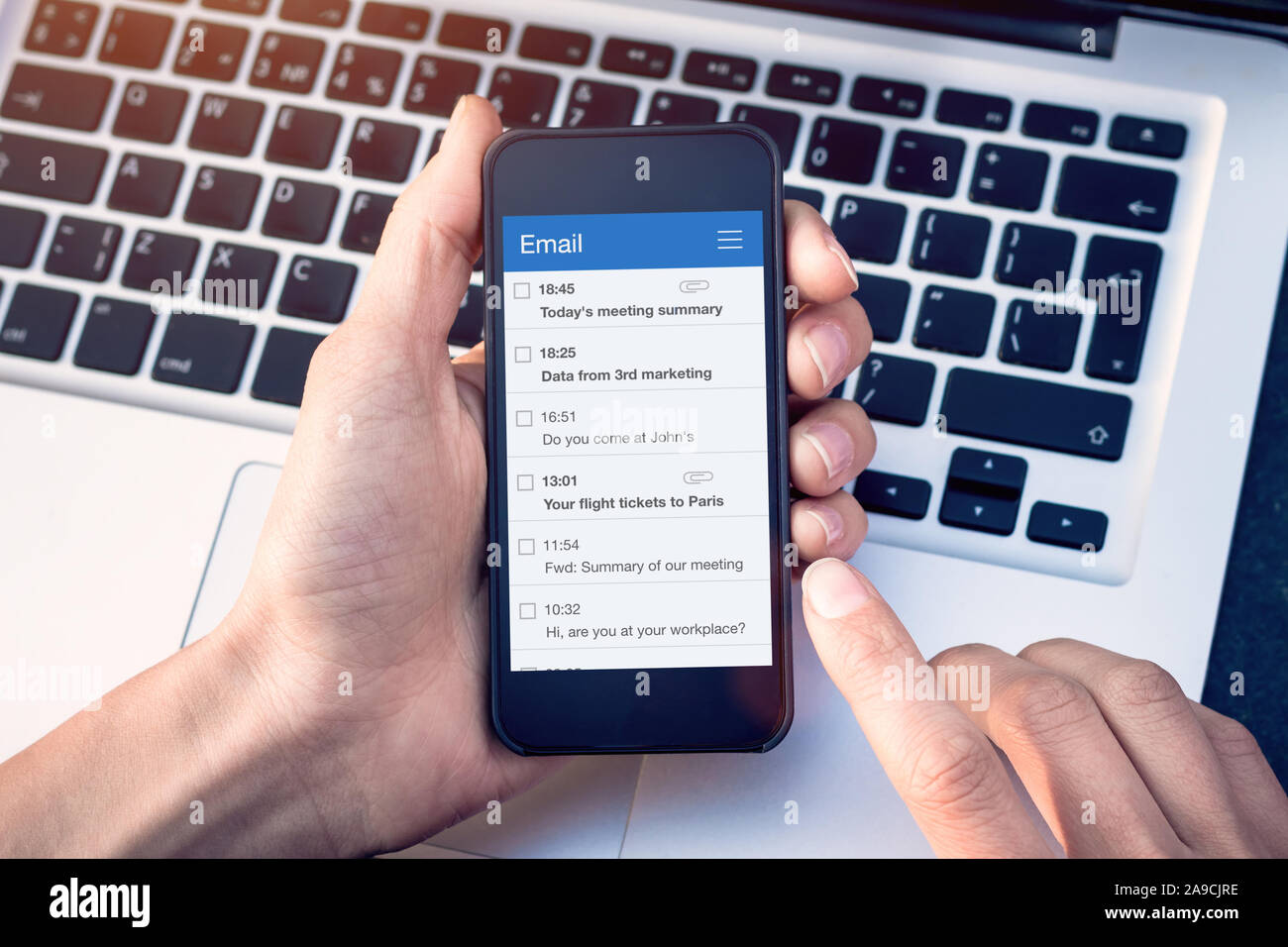 Der E-Mail-Anwendung auf dem Smartphone mit Business person Lesen von Nachrichten aus dem Posteingang mit Wireless Internet Zugang am Handy, Kommunikation Technolog Stockfoto