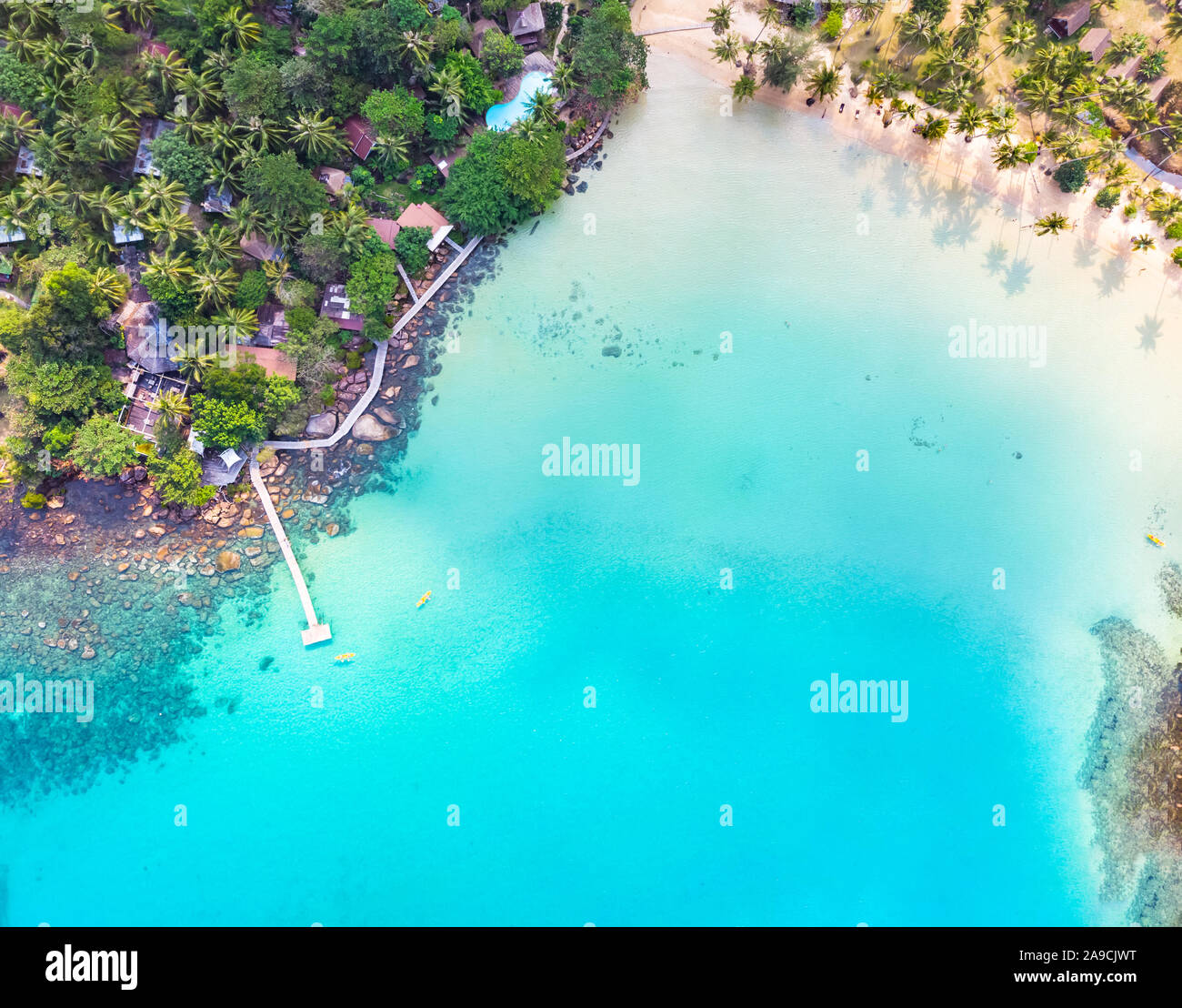 Luftaufnahme von tropischen Strand an der Insel Hotel Resort mit blauen Meer Wasser und Kokospalmen, schönen Sommer Urlaub Ferien Destination, Drone Stockfoto