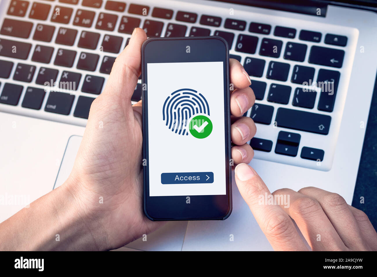 Sicherer Zugriff von gültigen Fingerabdruck gewährt Scannen, Cyber Security im Internet mit Biometrie Authentifizierung Technologie auf Mobiltelefon, Person h Stockfoto