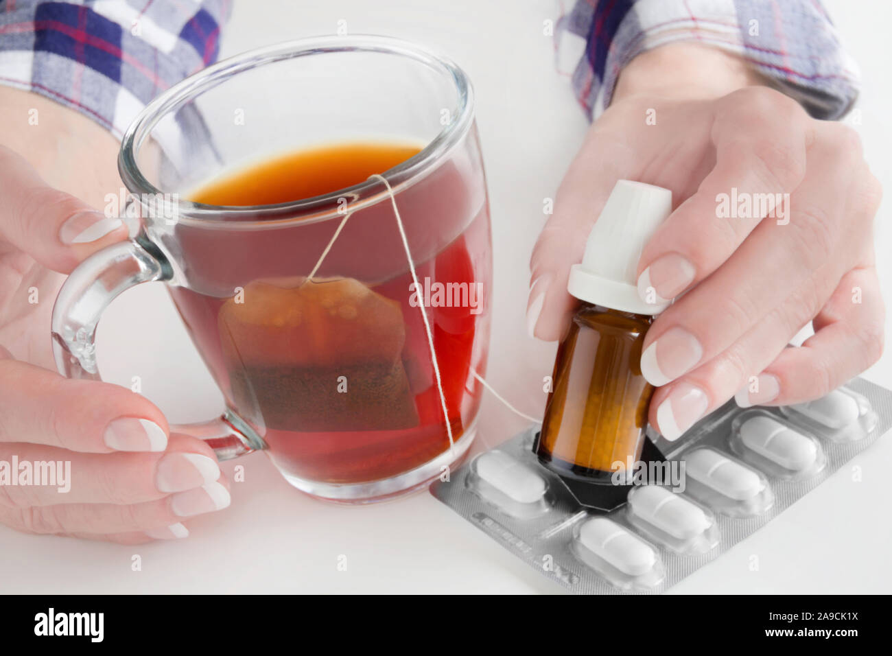 Medizin und Tee Tasse Stockfoto