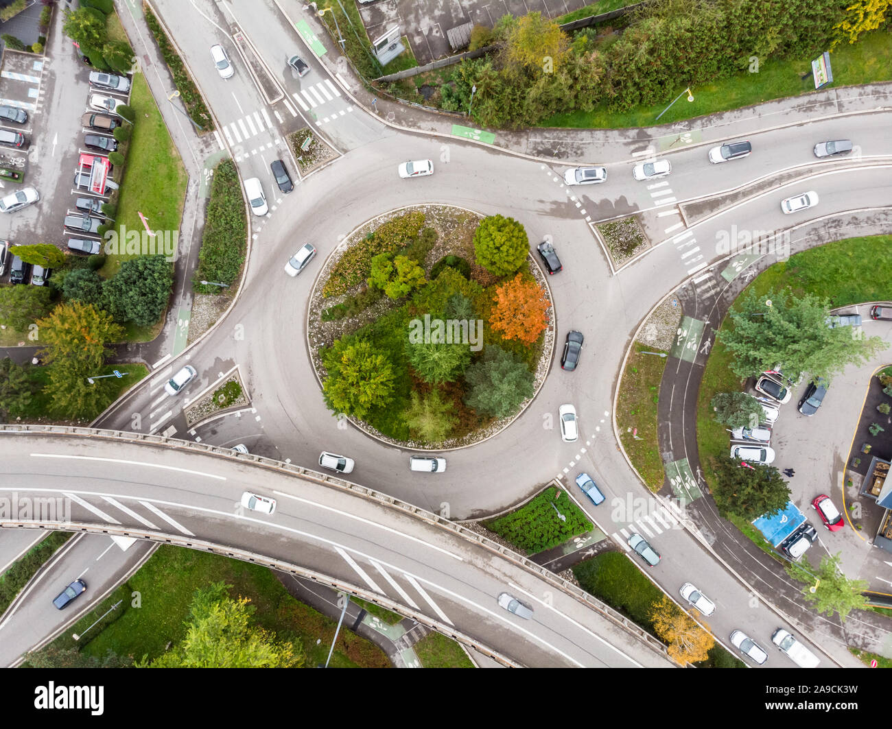 Kreisverkehr Straße Kreuzung mit Fahrzeugbetrieb und grünen Bäumen, Luftaufnahme von Drone, runde Form und Gassen, Verkehrsknotenpunkt arc Stockfoto