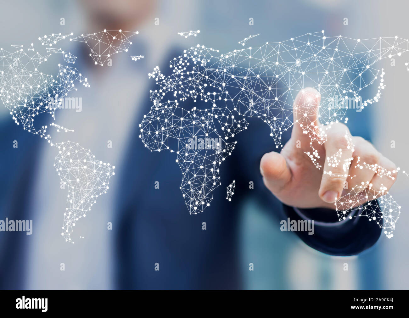 Global Business und Finanzen Konzept mit Geschäftsmann berühren Weltkarte mit angeschlossenen Punkte in der Netzwerkarchitektur für Telekommunikation, Internet von Stockfoto