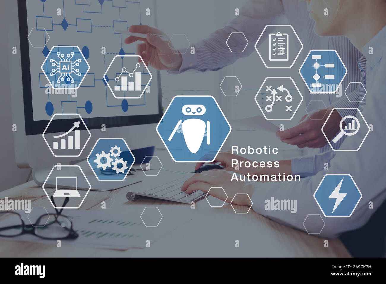 Robotic Process Automation (RPA) Technology Business Aufgaben automatisieren mit direkter Integration von Robotern in Unternehmen Software User Interface Konzept mit Stockfoto