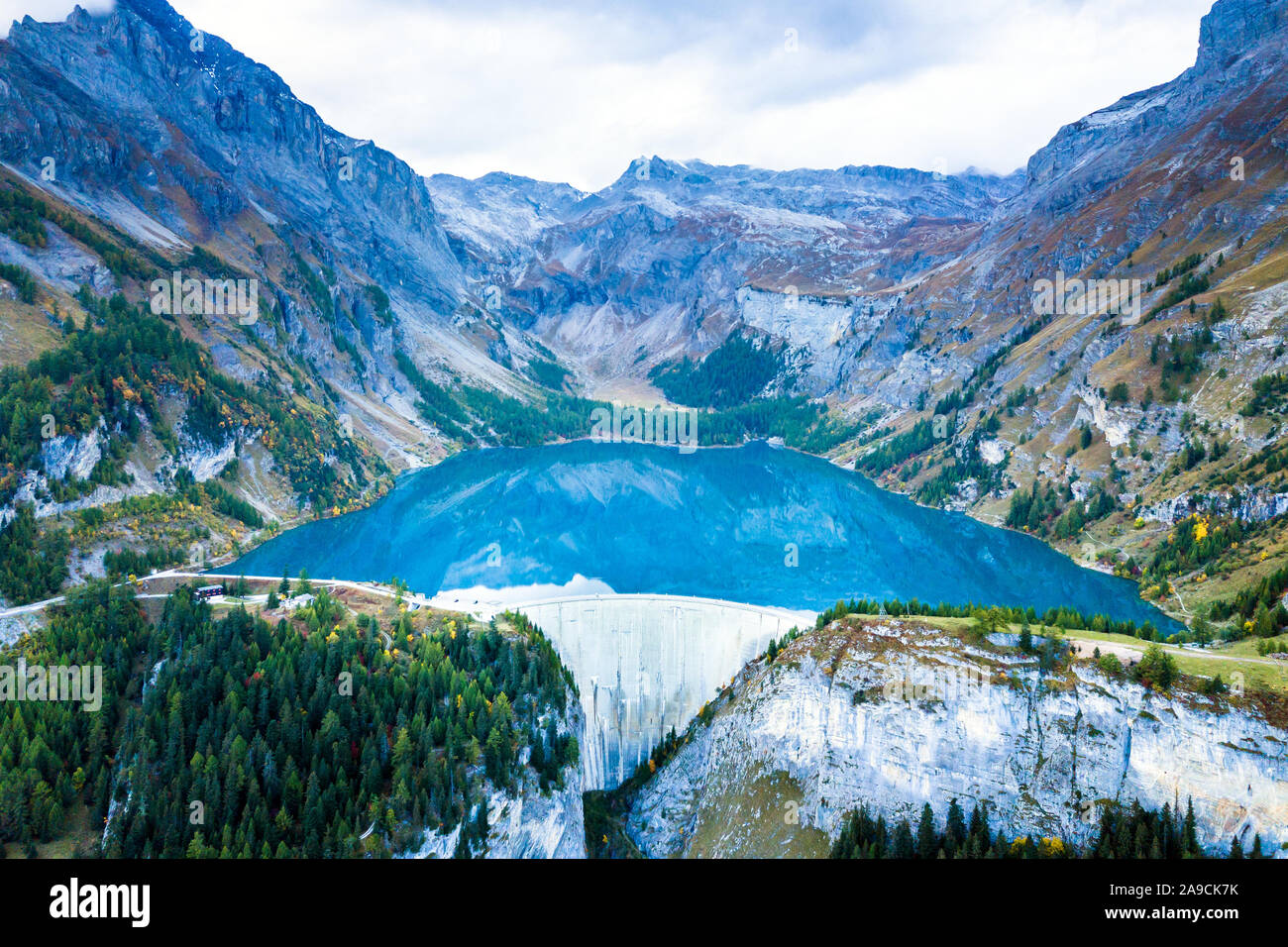 Überblick über Wasser Talsperre und Stausee in den Schweizer Alpen nachhaltige Wasserkraft, Wasserkraft, Stromerzeugung, erneuerbare Energie zu Li Stockfoto
