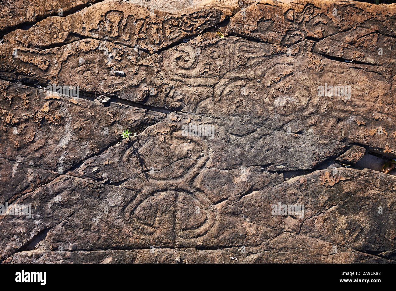 Felsmalereien der antiken Zivilisationen. Durch die Ureinwohner Mittelamerikas durch den Taino Indianern gemacht. Schließt alte Buchstaben, Zeichen und Symbole. Stockfoto