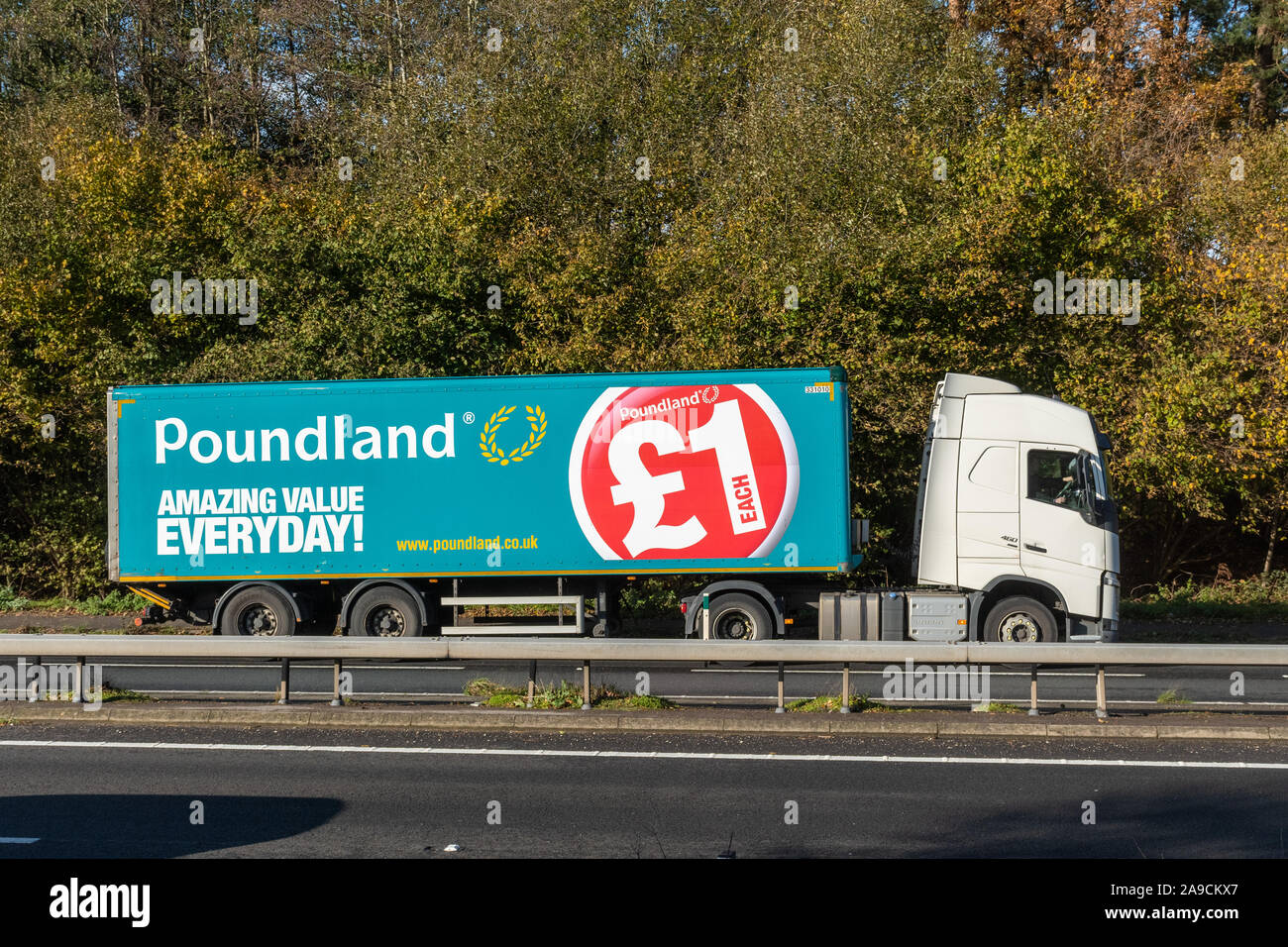 Poundland Lkw oder Lkw fahren entlang einer Schnellstraße, Großbritannien Stockfoto