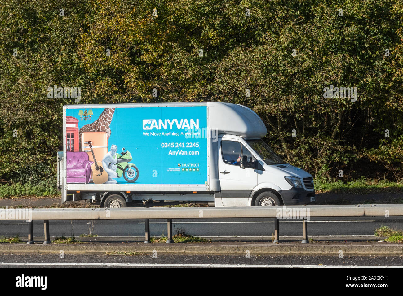 Anyvan van Fahren entlang einer Schnellstraße, Großbritannien Stockfoto