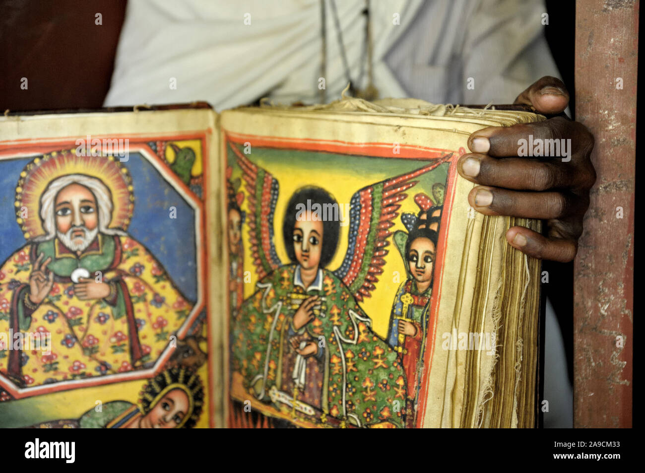 Priester mit einem alten Bilderhandschrift in Narga Selassie Kirche, Tanasee, Äthiopien Stockfoto