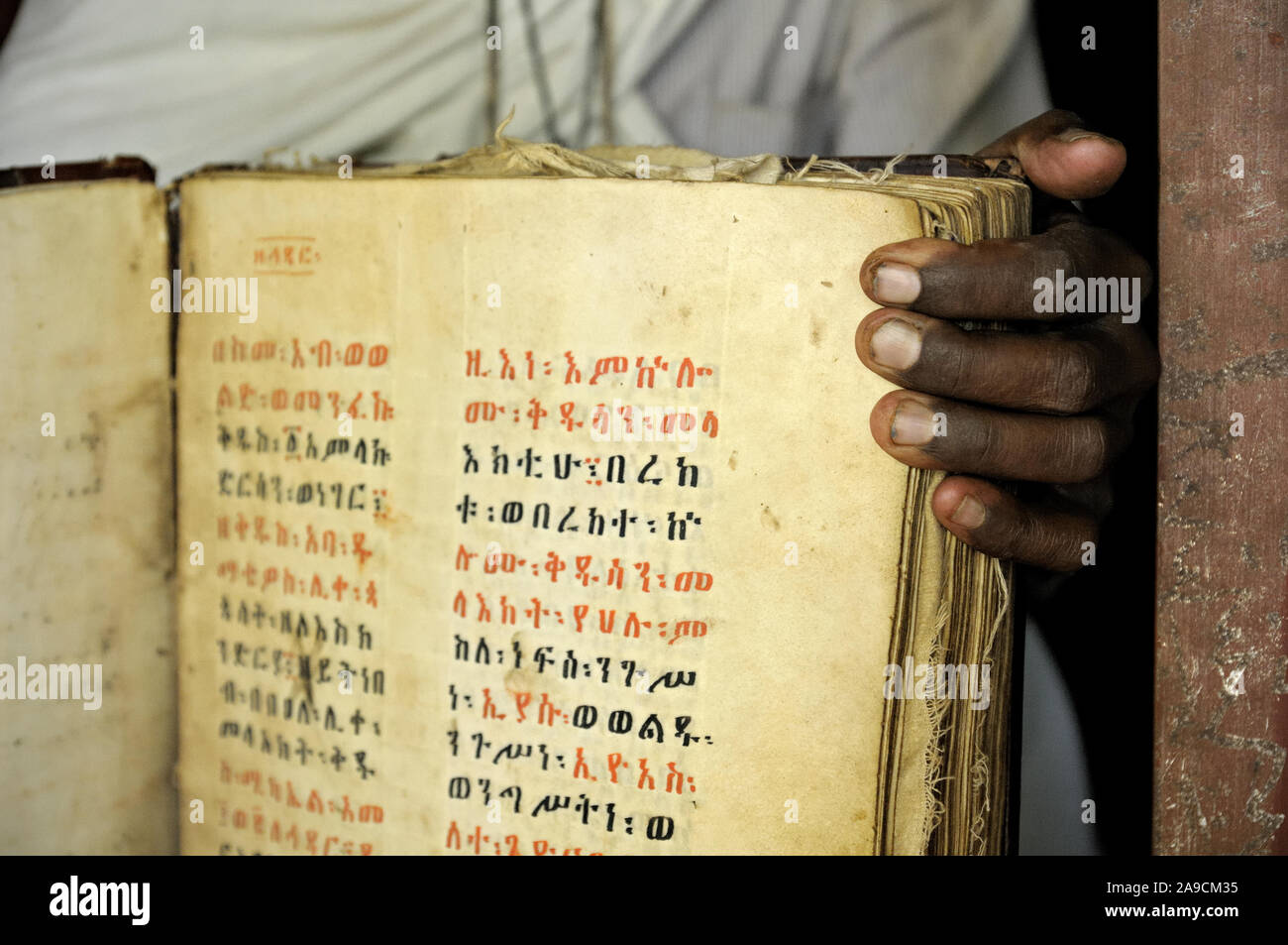 Priester mit einem alten Manuskript in Narga Selassie Kirche, Tanasee, Äthiopien Stockfoto