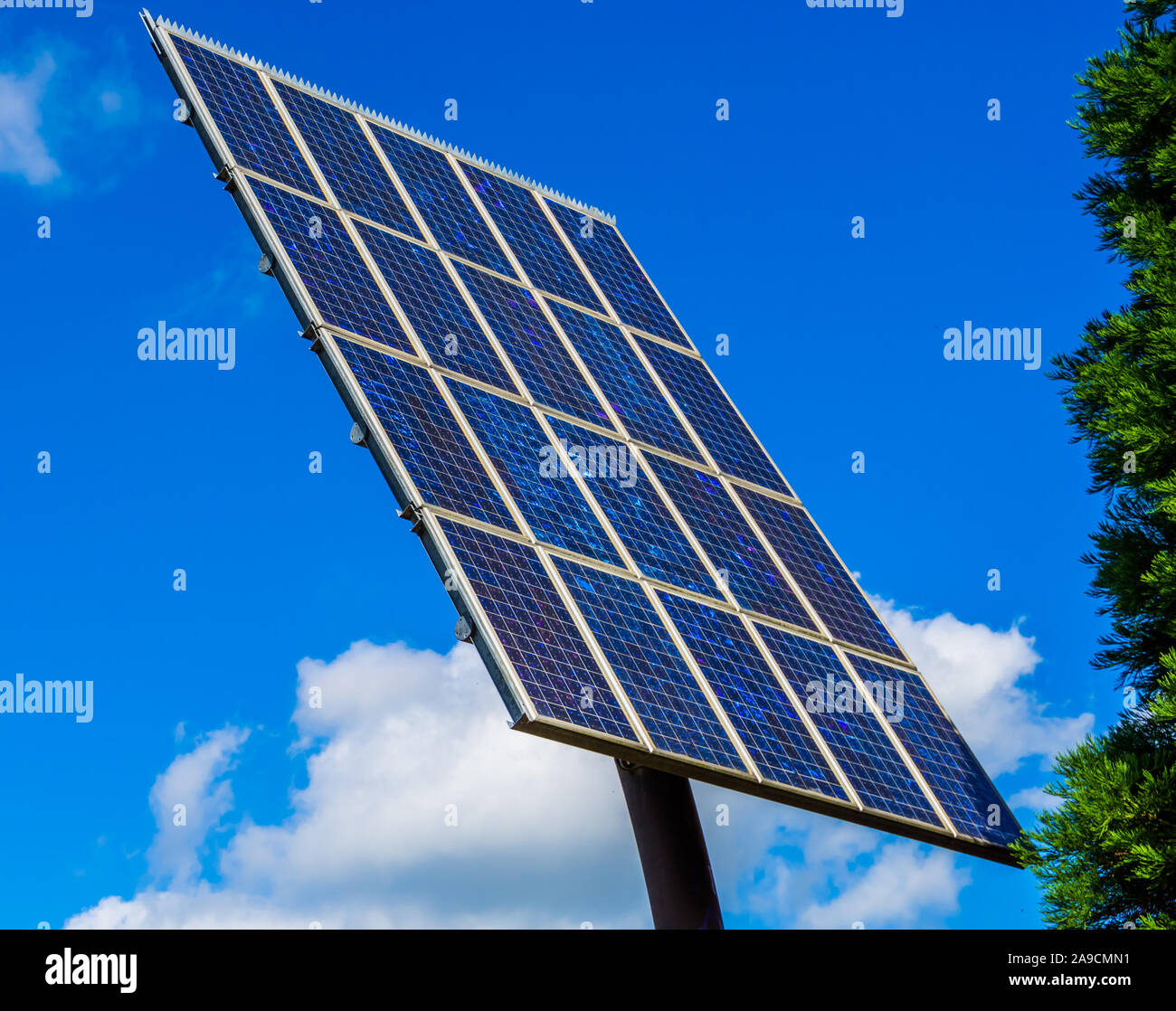 Solar Panel Park auf einer Stange, modernen ökologischen Energy Solutions, Energiewirtschaft Hintergrund Stockfoto