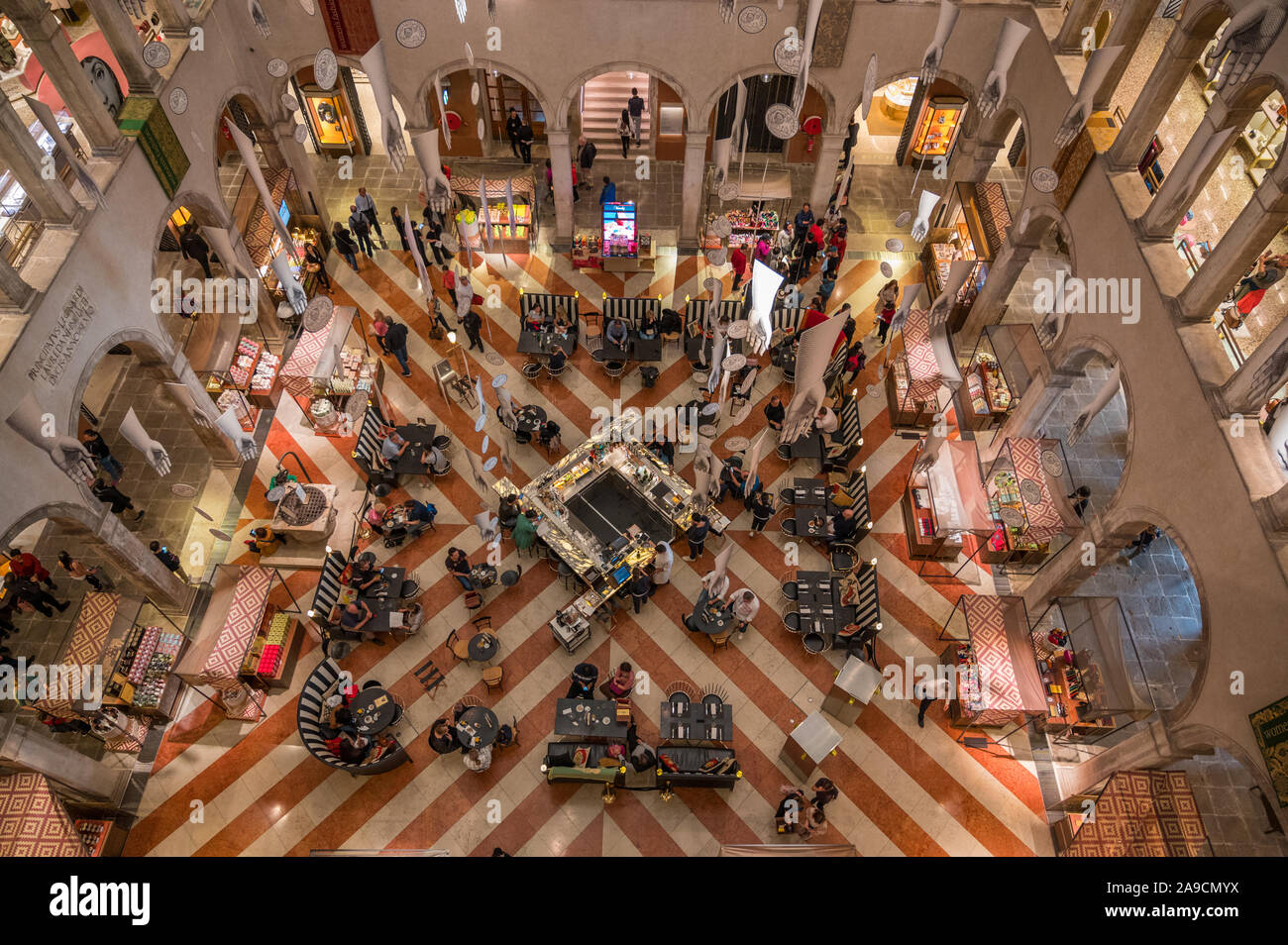 Die Regel der Träume Kunstwerke innerhalb der Fontego dei Tedeschi Mall in Venedig, Italien Stockfoto