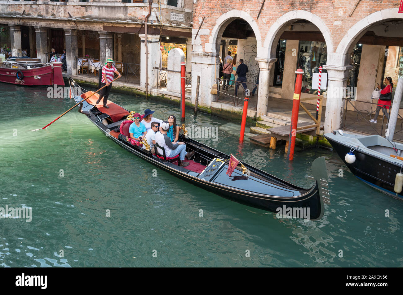 Reiten mit einer Gondel durch die Kanäle von Venedig, Italien Stockfoto