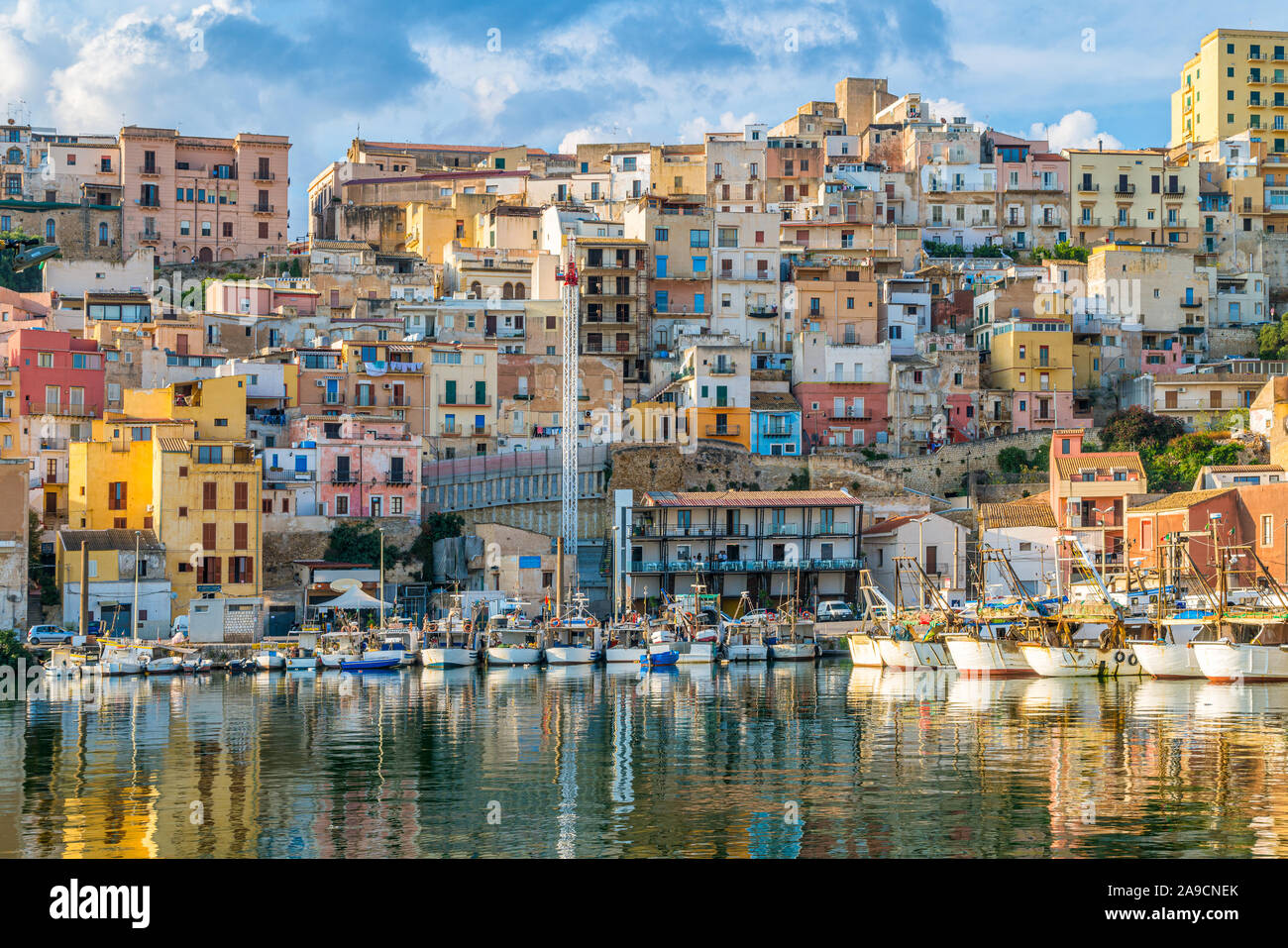 Die bunte Stadt Sciacca mit Blick auf den Hafen. Provinz von Agrigent, Sizilien. Stockfoto