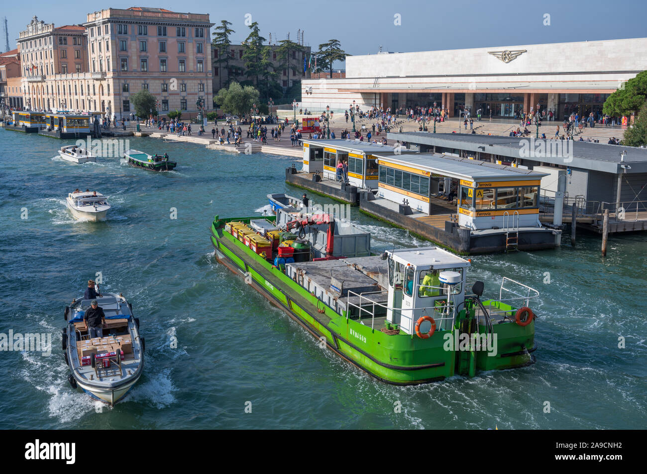 Boote vor dem Bahnhof Venezia Santa Lucia in Venedig, Italien Stockfoto