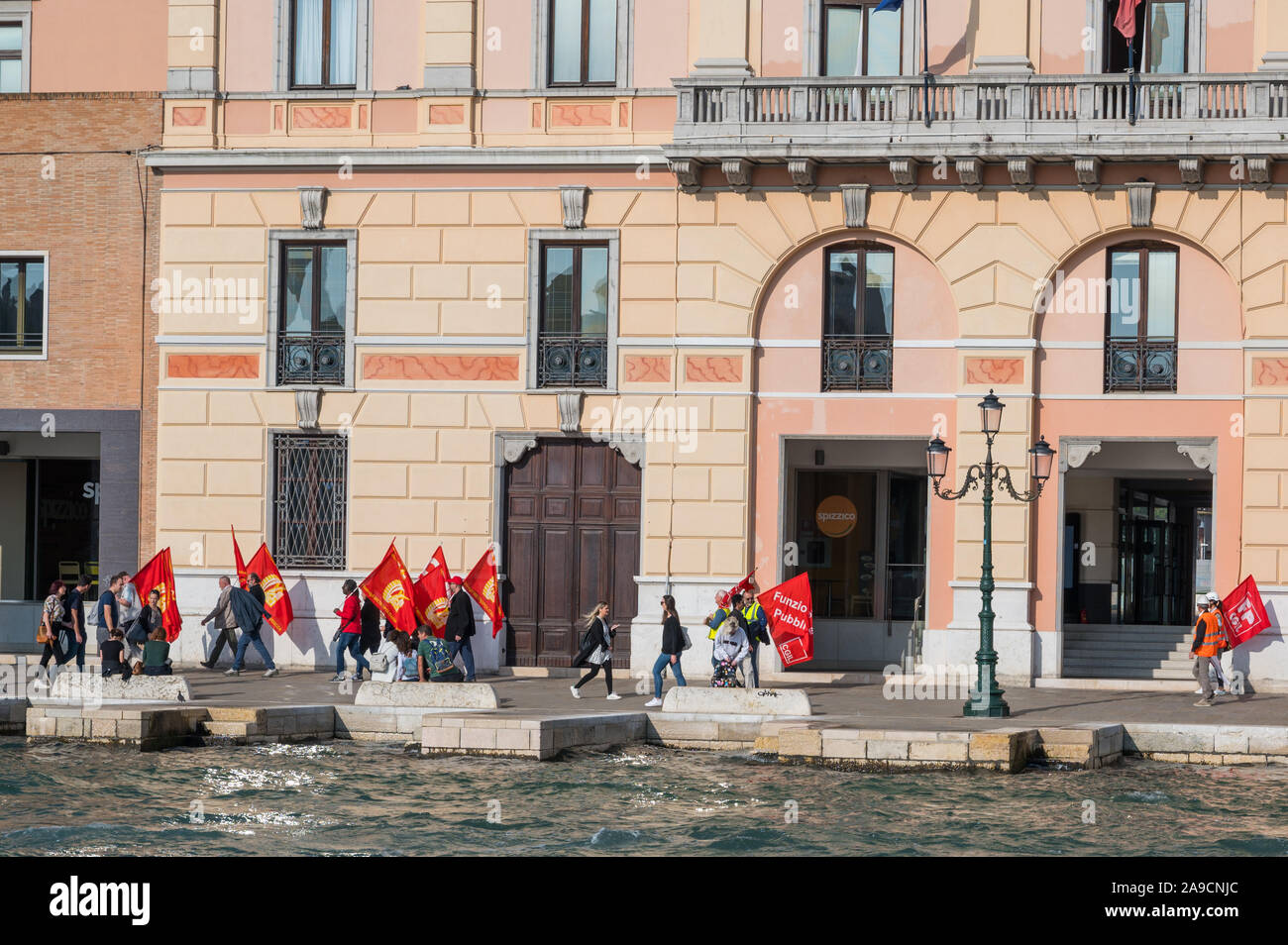 Menschen mit Fahnen der CGIL Funzio Pu protestieren in Venedig, Italien am 25. Oktober 2019 Stockfoto