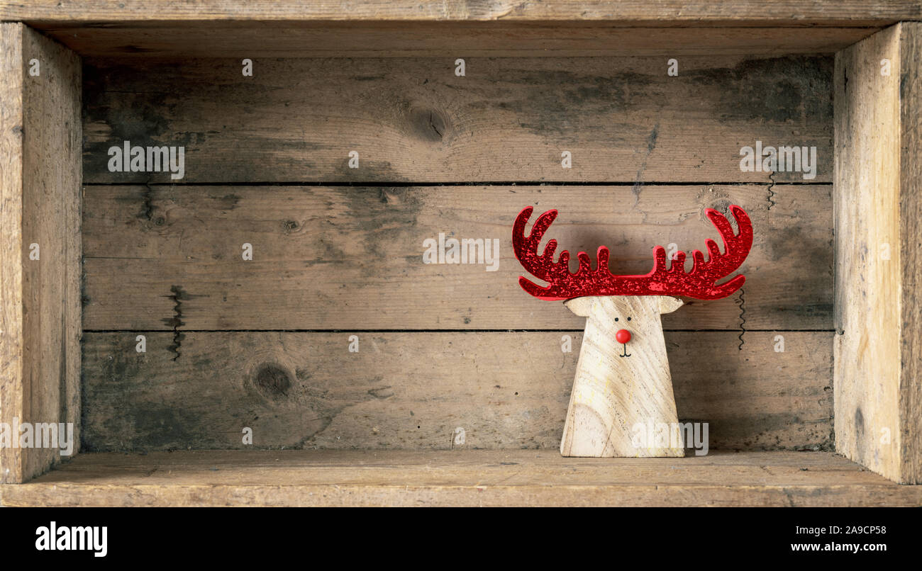 Eine hölzerne Rentier in einem hölzernen Kasten Weihnachten Symbole Dekoration Stockfoto