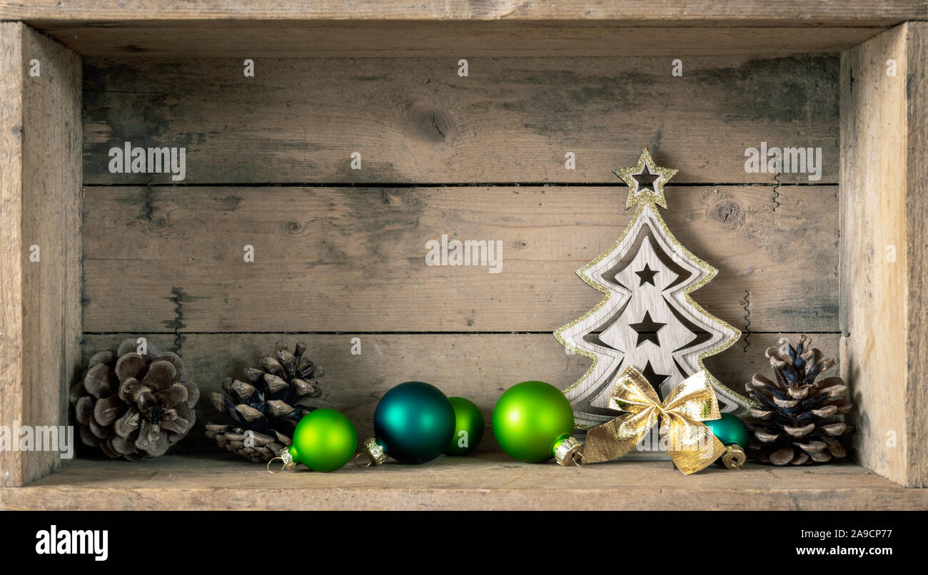 Einige grüne Kugeln aus Glas und Tannenbaum Weihnachten Symbole Dekoration Stockfoto