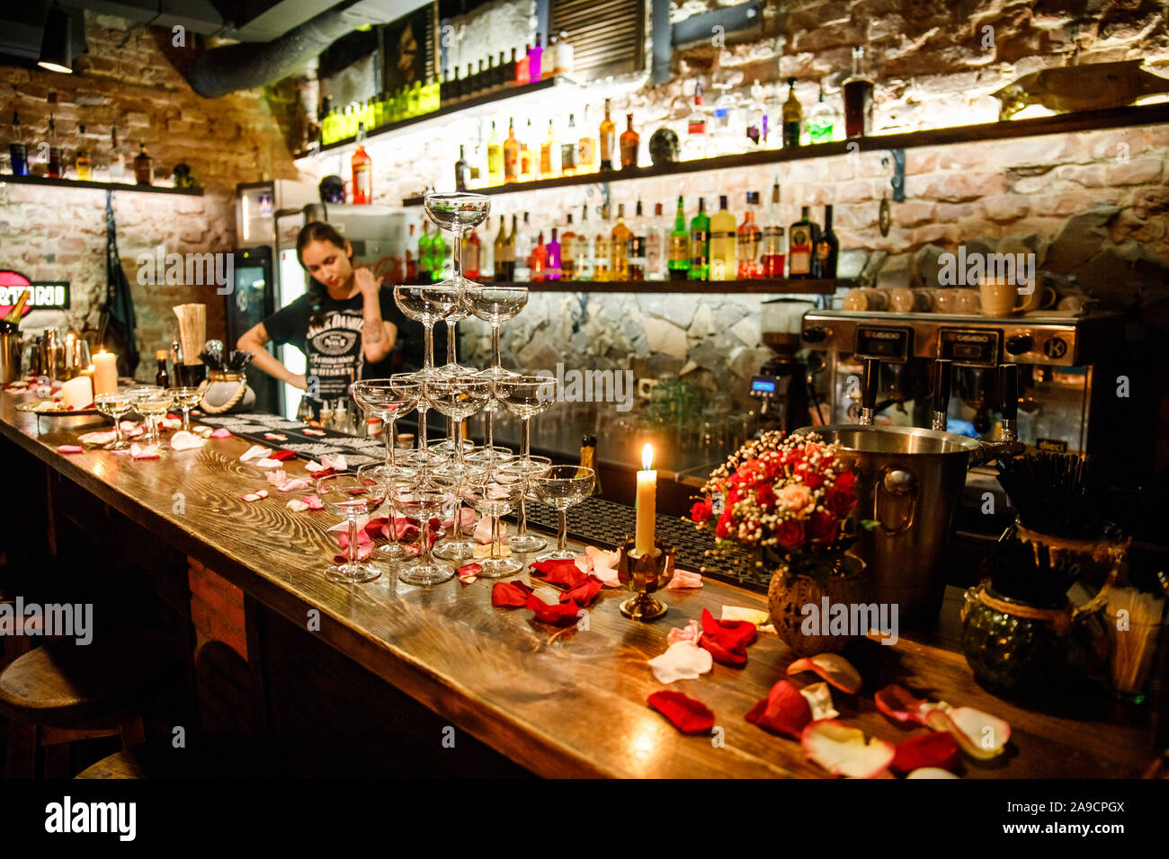 Charkiw, Ukraine - September 18, 2019: romantische Stimmung in der Bar Stockfoto