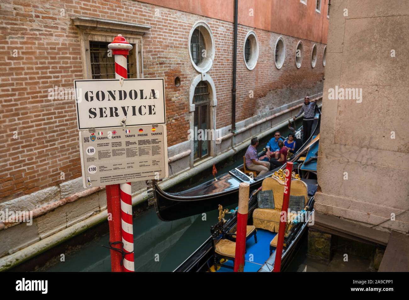 Gondel service Abholpunkt Gondelfahrten durch die Kanäle von Venedig, Italien Stockfoto