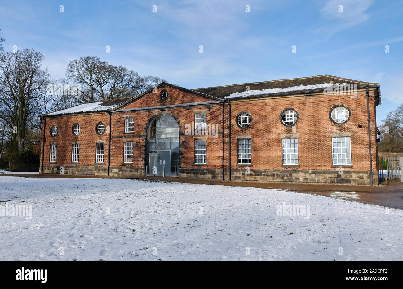 Astley Hall Stallgebäude, restauriert und für die Nutzung durch die Gemeinde umgewandelt, im Schnee geschossen Stockfoto