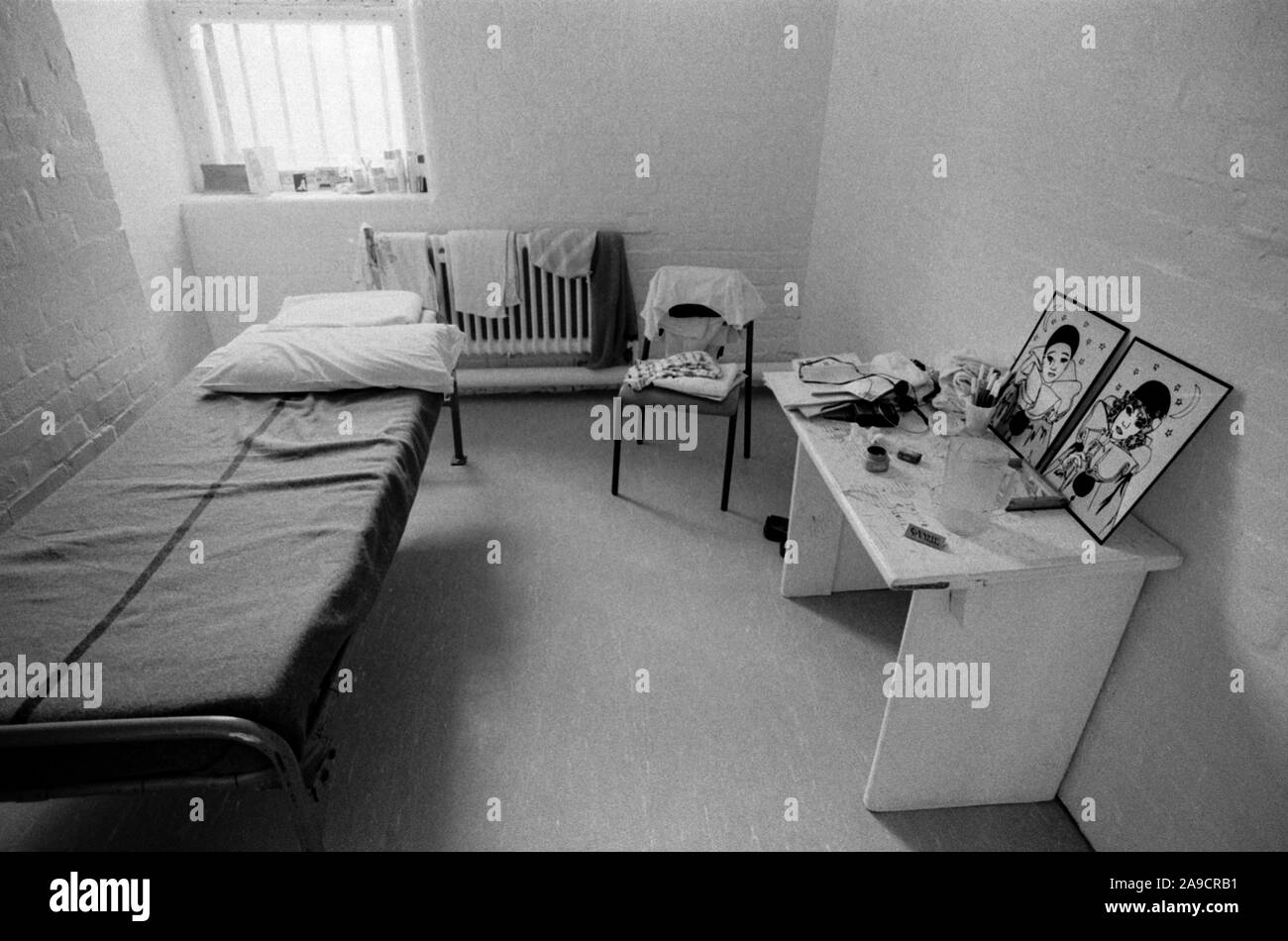 Gefängniszelle Großbritannien der 80er Jahre. Gefangenen Zelle mit Gefangenen Besitztümer. HM Prison Styal Wilmslow Cheshire England 1986 HOMER SYKES Stockfoto