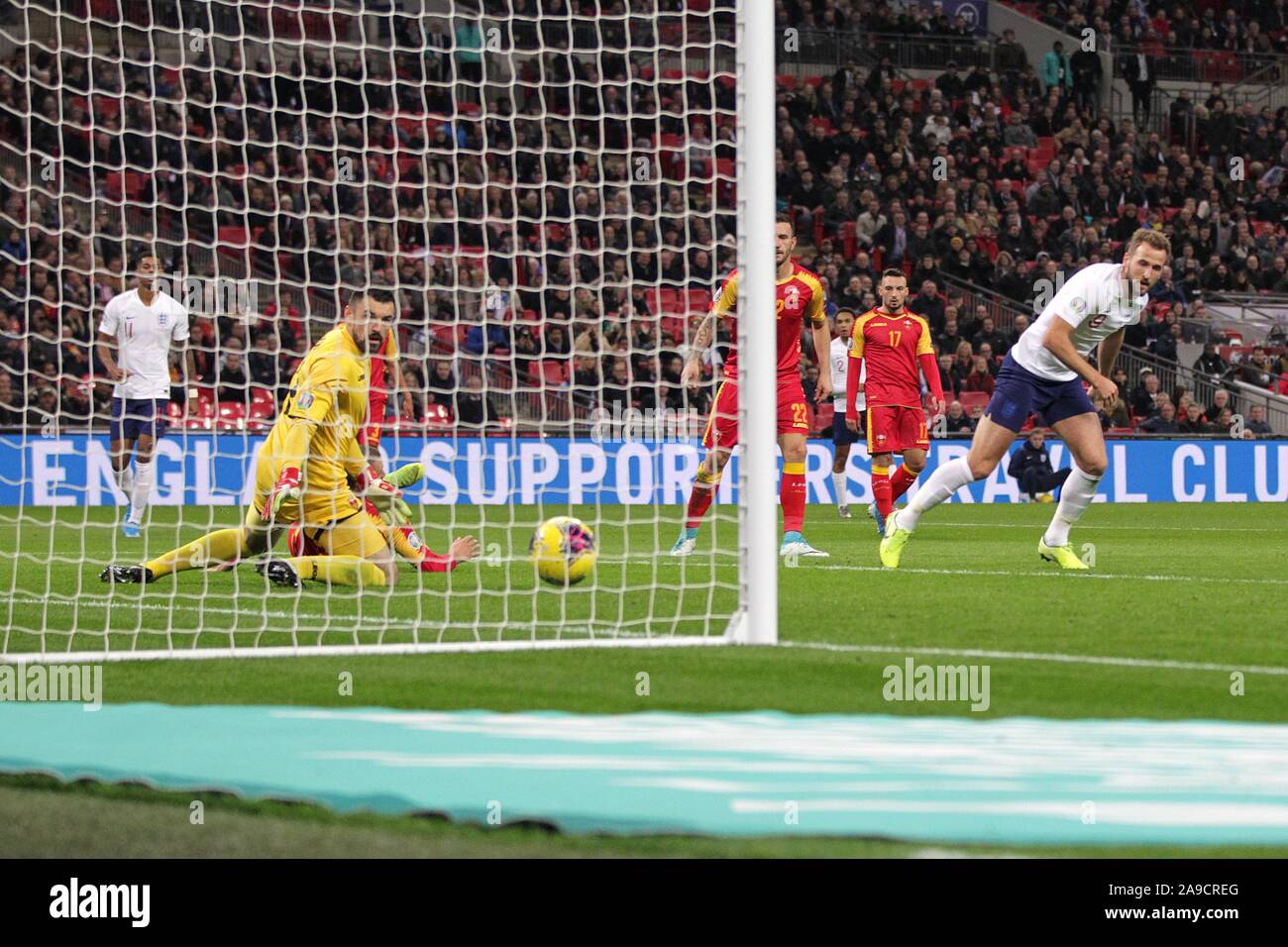 London, Großbritannien. 14 Nov, 2019. Harry Kane von England führt seine erste Hälfte hat-Trick von zählenden es 5-0 während der UEFA EURO 2020 Qualifikation Gruppe eine Übereinstimmung zwischen England und Montenegro im Wembley Stadium am 14. November 2019 in London, England. (Foto von Matt Bradshaw/) Credit: PHC Images/Alamy leben Nachrichten Stockfoto