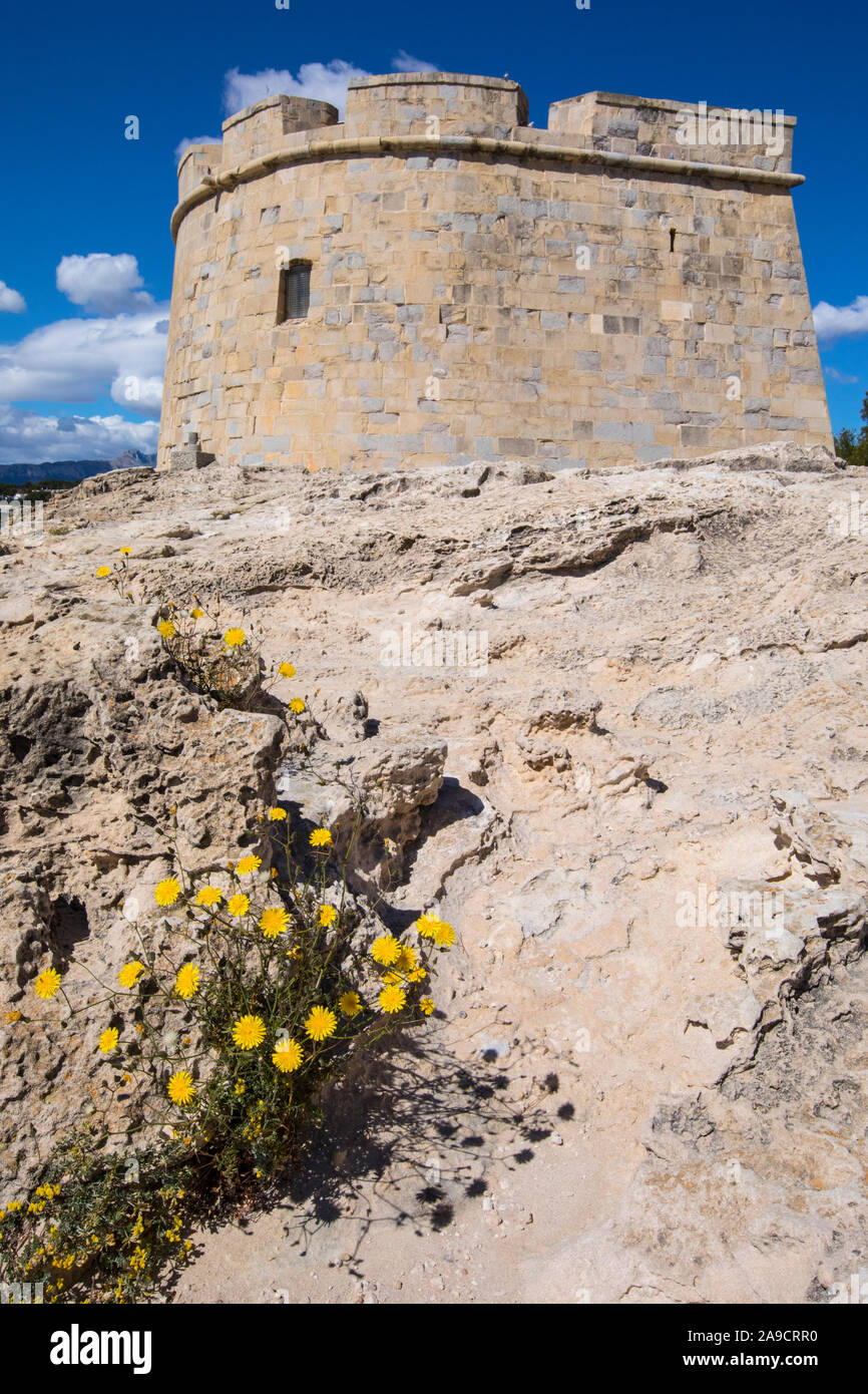 Ein Blick auf den historischen Castillo de Moraira, oder das Schloss von Moraira, in der Küstenstadt Calpe an der Costa Blanca Region von Spanien. Stockfoto