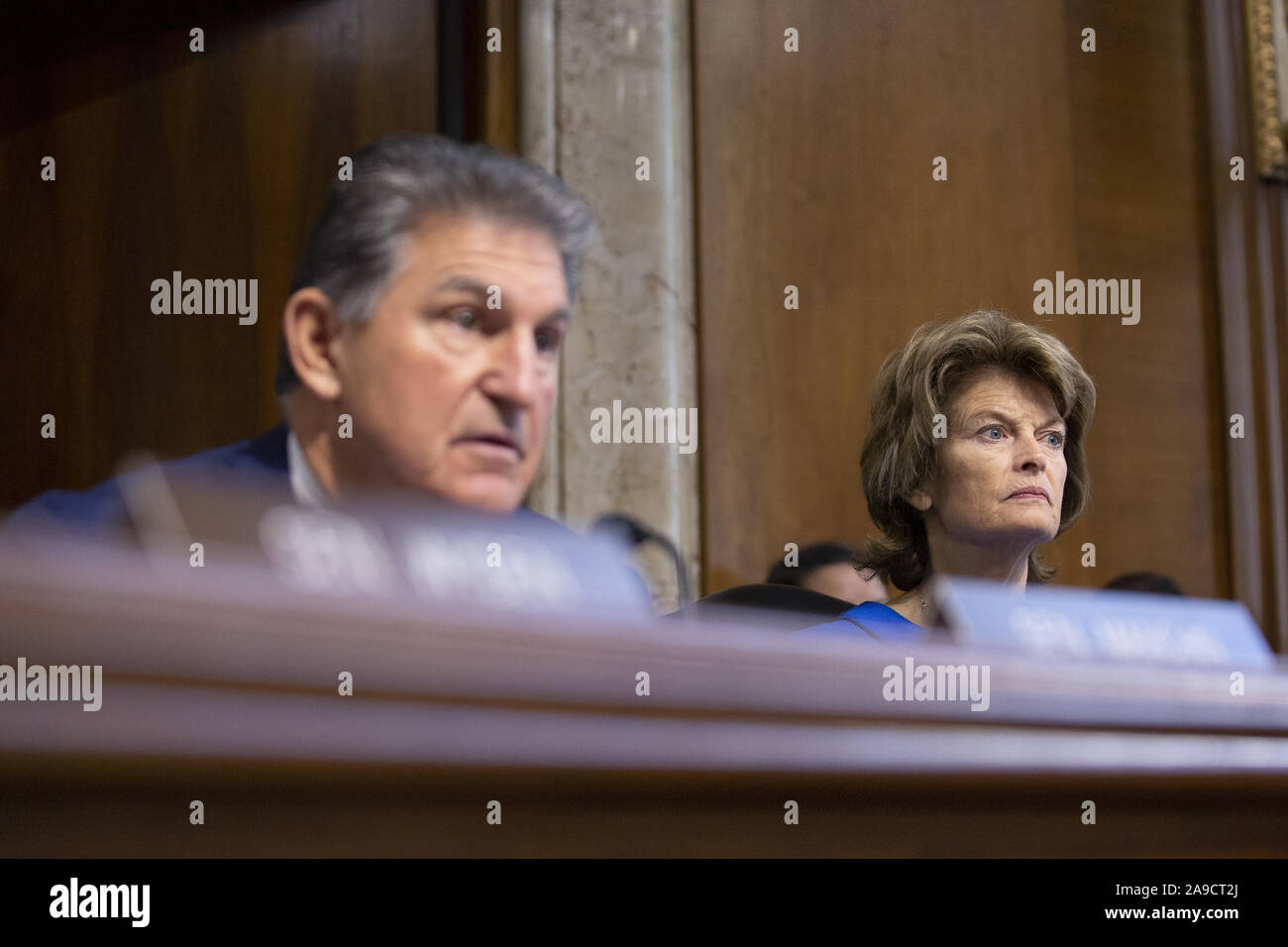 Washington, District of Columbia, USA. 14 Nov, 2019. United States Senator Lisa Murkowski (Republikaner von Alaska) hört, wie United States Senator Joe Manchin III (Demokrat von West Virginia) Während der US-Senat Ausschusses für Energie und natürliche Ressourcen Anhörung spricht angesichts der Nominierung von Dan Brouillette zu sein Sekretär von Energie auf dem Capitol Hill in Washington, DC, USA, am Donnerstag, 14. November 2019. Credit: Stefani Reynolds/CNP/ZUMA Draht/Alamy leben Nachrichten Stockfoto