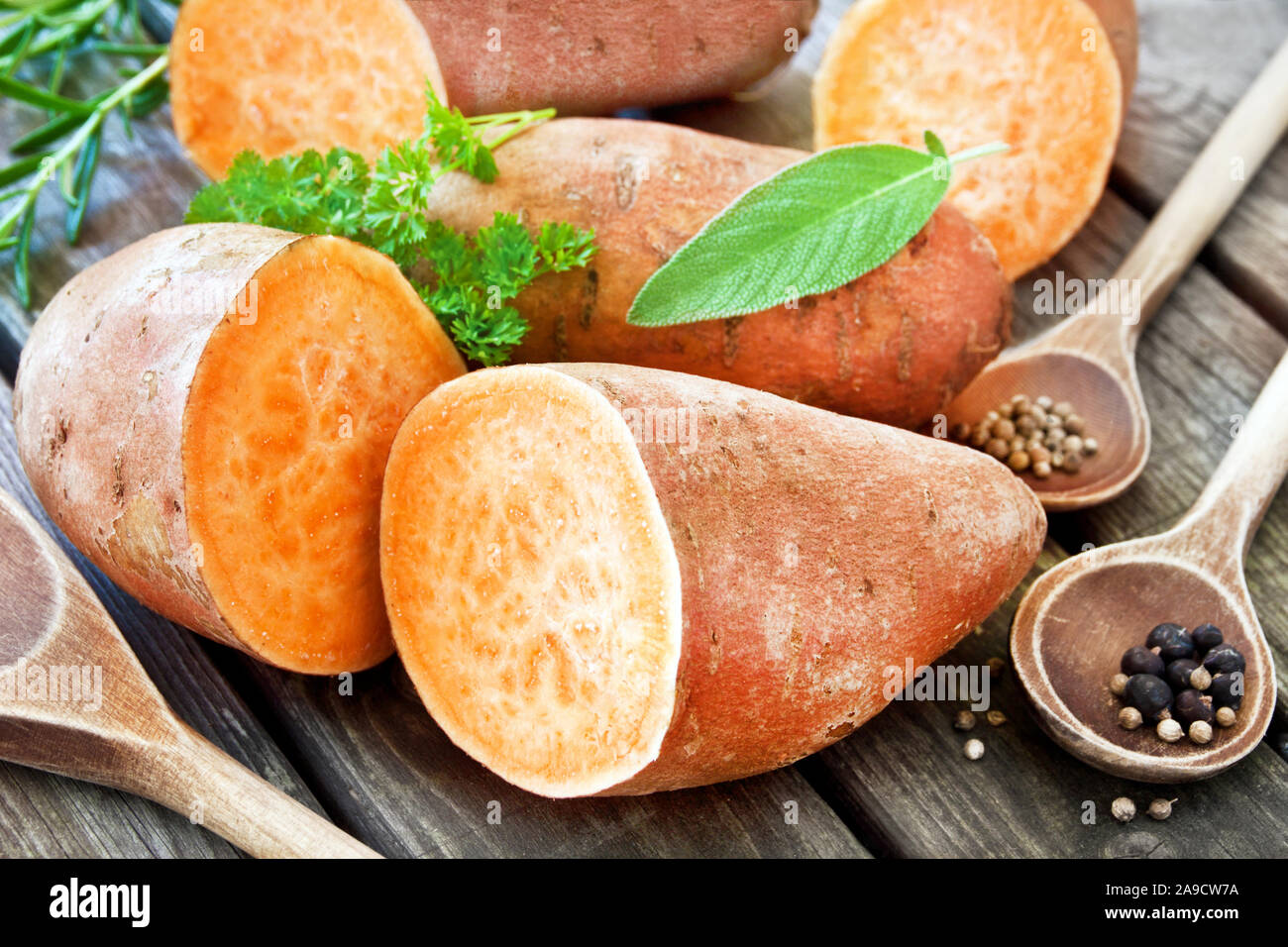 Süsse Kartoffeln und Kräuter Stockfoto