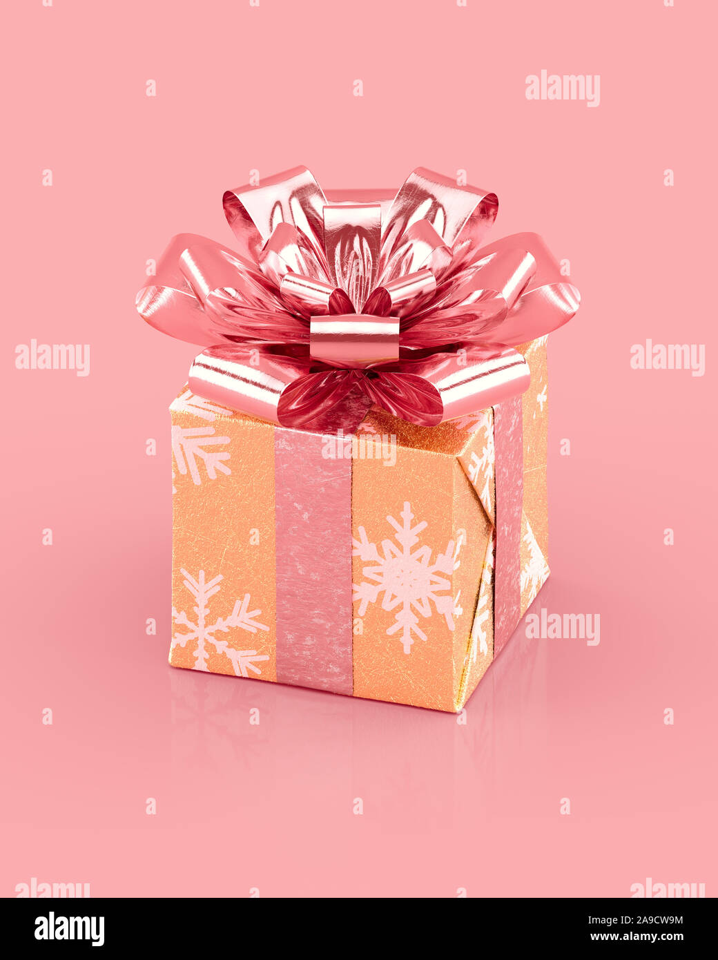 Golden Christmas gift Box mit glitzernden rosa Schleife und Bänder. Schneeflocken Muster auf Papier. Realistische 3D-Rendern. Stockfoto