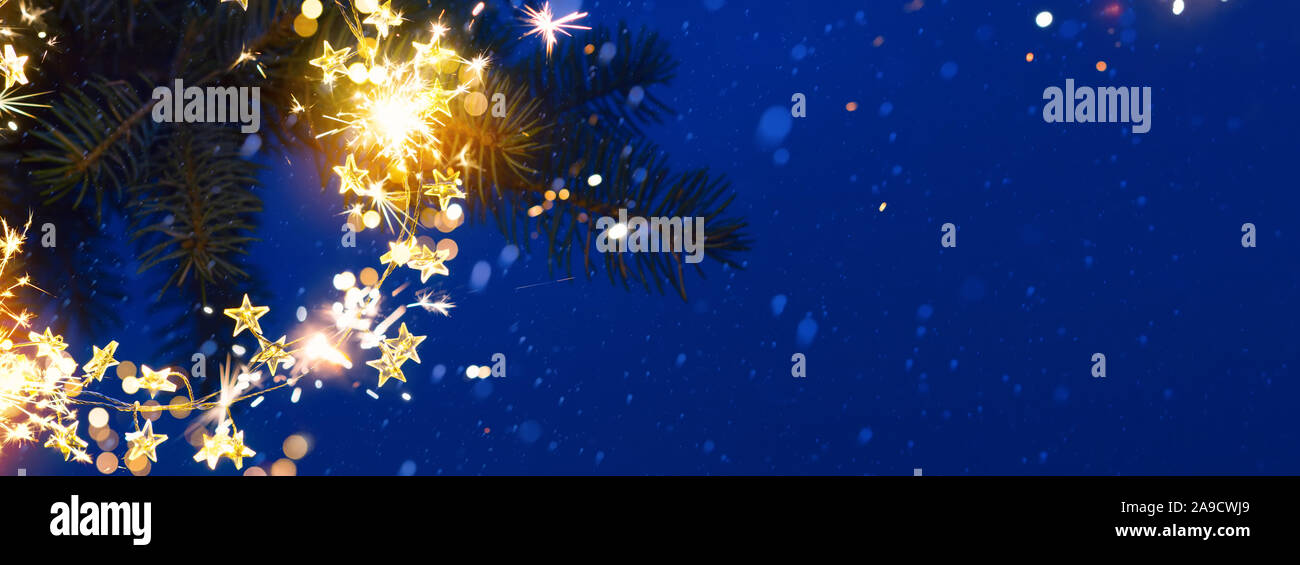 Frohe Weihnachten und guten Rutsch ins neue Jahr Grußkarte Konzept, Weihnachten Tannenbaum Zweig und Urlaub Beleuchtung Dekoration; Banner frame Kulisse. Stockfoto
