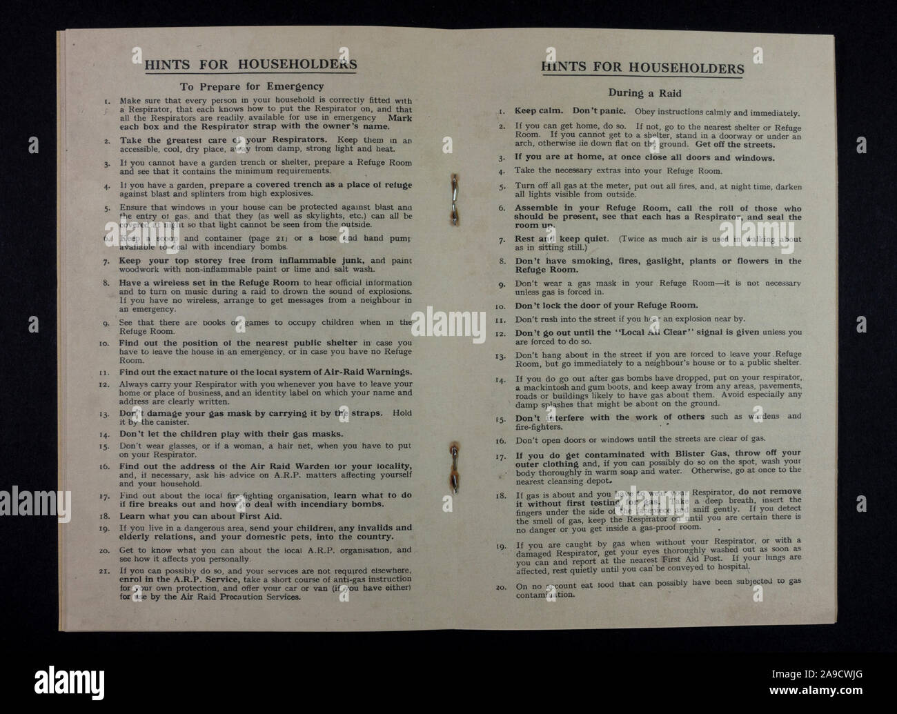 "Hinweise für Hausbesitzer" im ARP Practical Guide for Air raid Defense, einem Stück Replikat-Erinnerungsstücke aus der Blitz Ära der 40er Jahre. Stockfoto