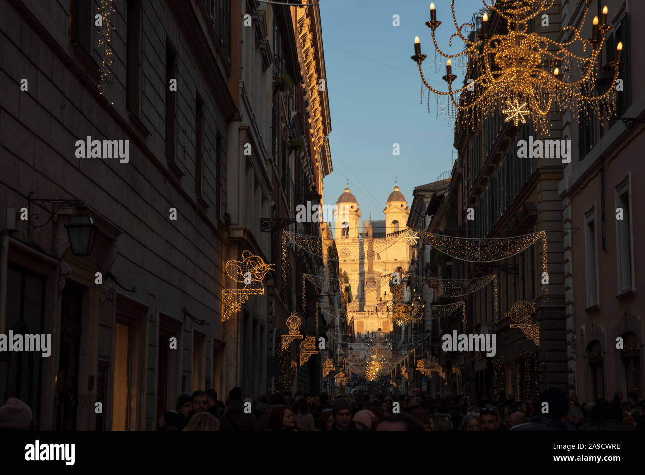 Rom, Italien, Weihnachten 2018. Das Zentrum der Stadt, die Dreifaltigkeit der Berge, mit der Weihnachtsbeleuchtung bei Sonnenuntergang Stockfoto